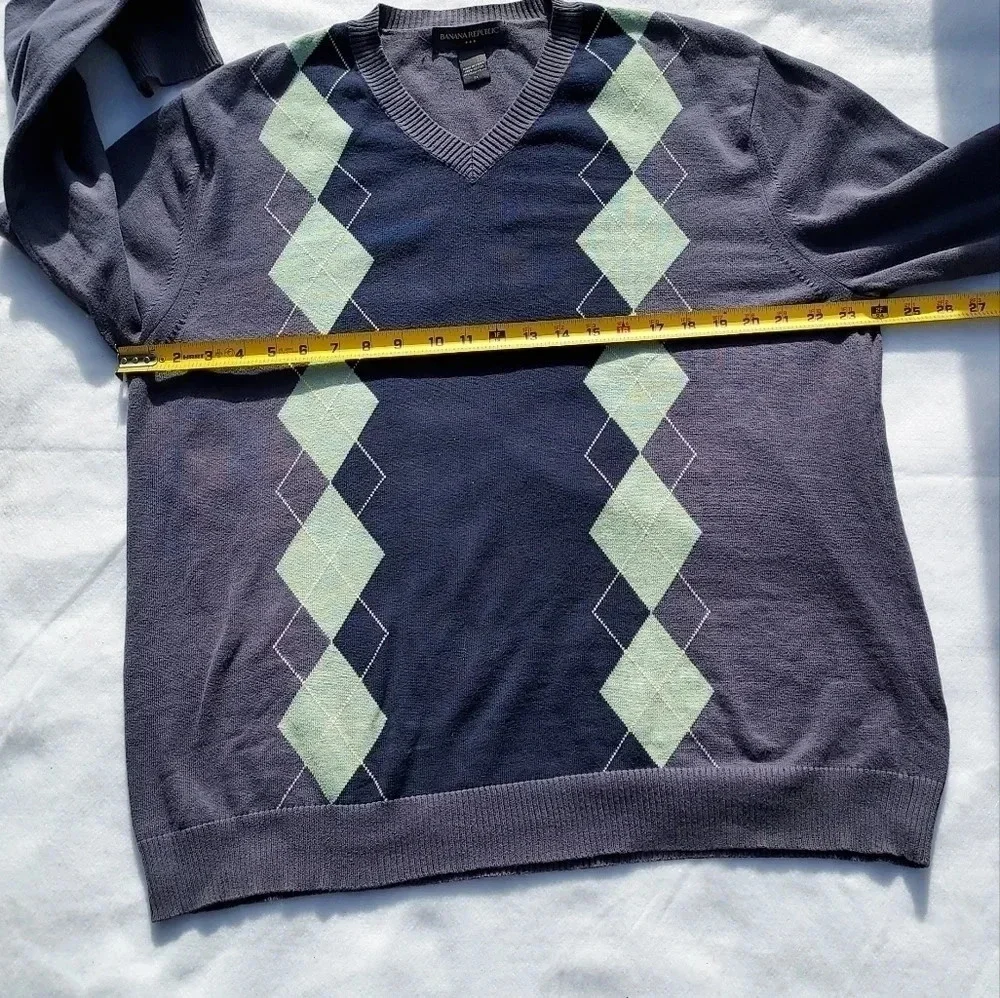 Bannana Republic Mens XL/V-Neck Sweater Gray With Green Diamond Shaped Designs. - Picture 8 of 9